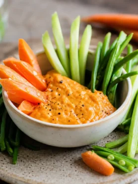 Pinzimonio con salsa alla pesca e verdure croccanti