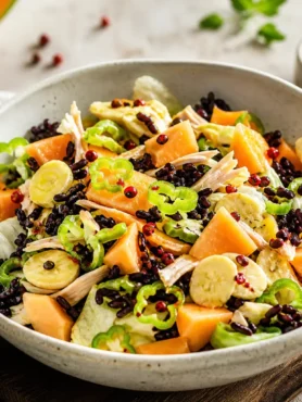 Insalata fit con pollo, melone cantalupo e riso nero