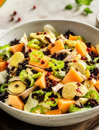 Insalata fit con pollo, melone cantalupo e riso nero