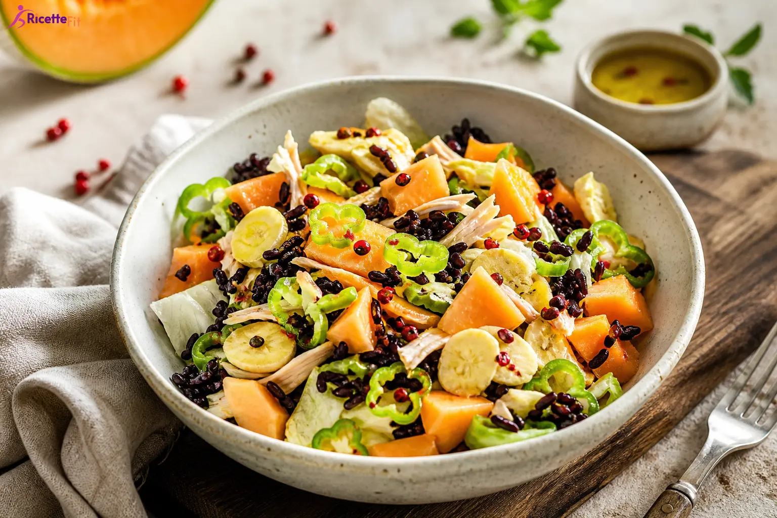 Insalata fit con pollo, melone cantalupo e riso nero