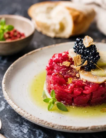 Tartare di tonno rosso con mela verde, more e centrifugato di sedano