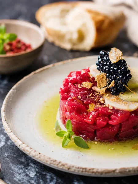 Tartare di tonno rosso con mela verde, more e centrifugato di sedano