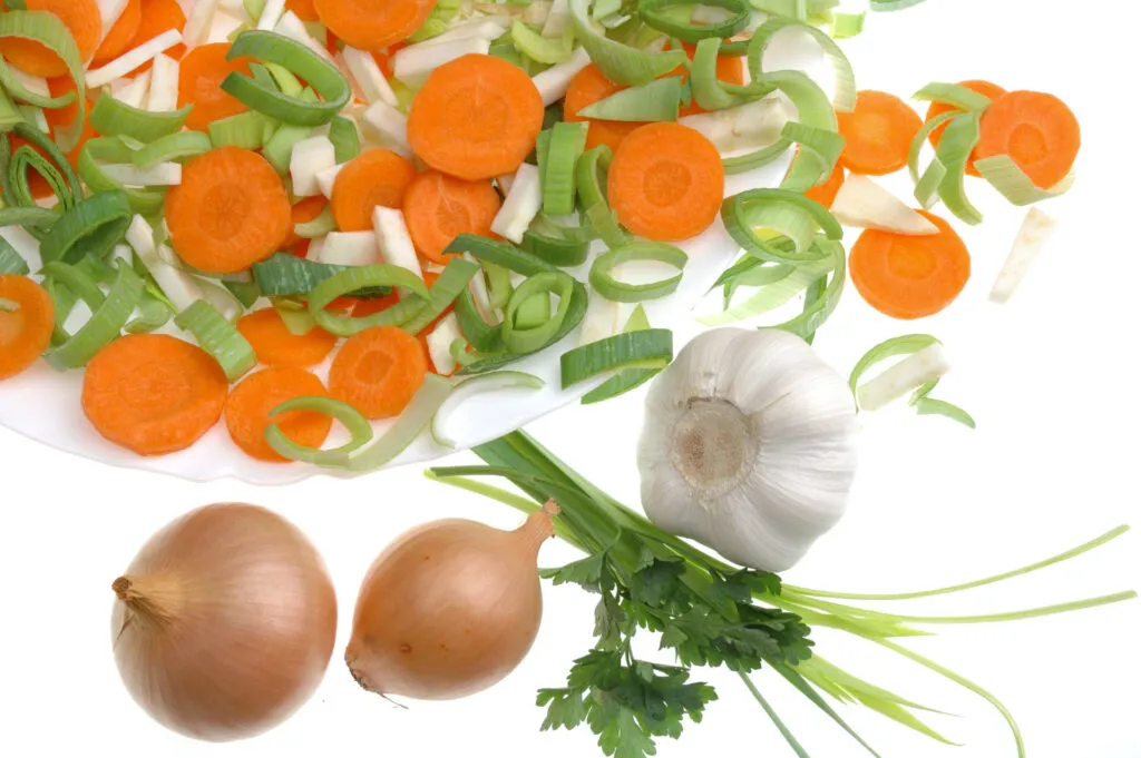 Verdure fresche per fare il brodo perfetto con carote, sedano, cipolla ed erbe aromatiche naturali