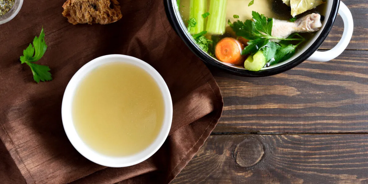 Come fare il brodo perfetto con verdure fresche, aromi naturali e cottura lenta per un risultato sano e leggero