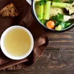 Come fare il brodo perfetto con verdure fresche, aromi naturali e cottura lenta per un risultato sano e leggero