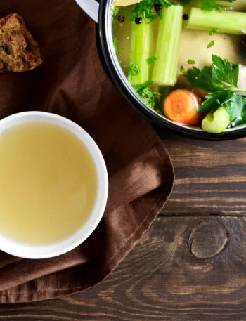 Come fare il brodo perfetto con verdure fresche, aromi naturali e cottura lenta per un risultato sano e leggero