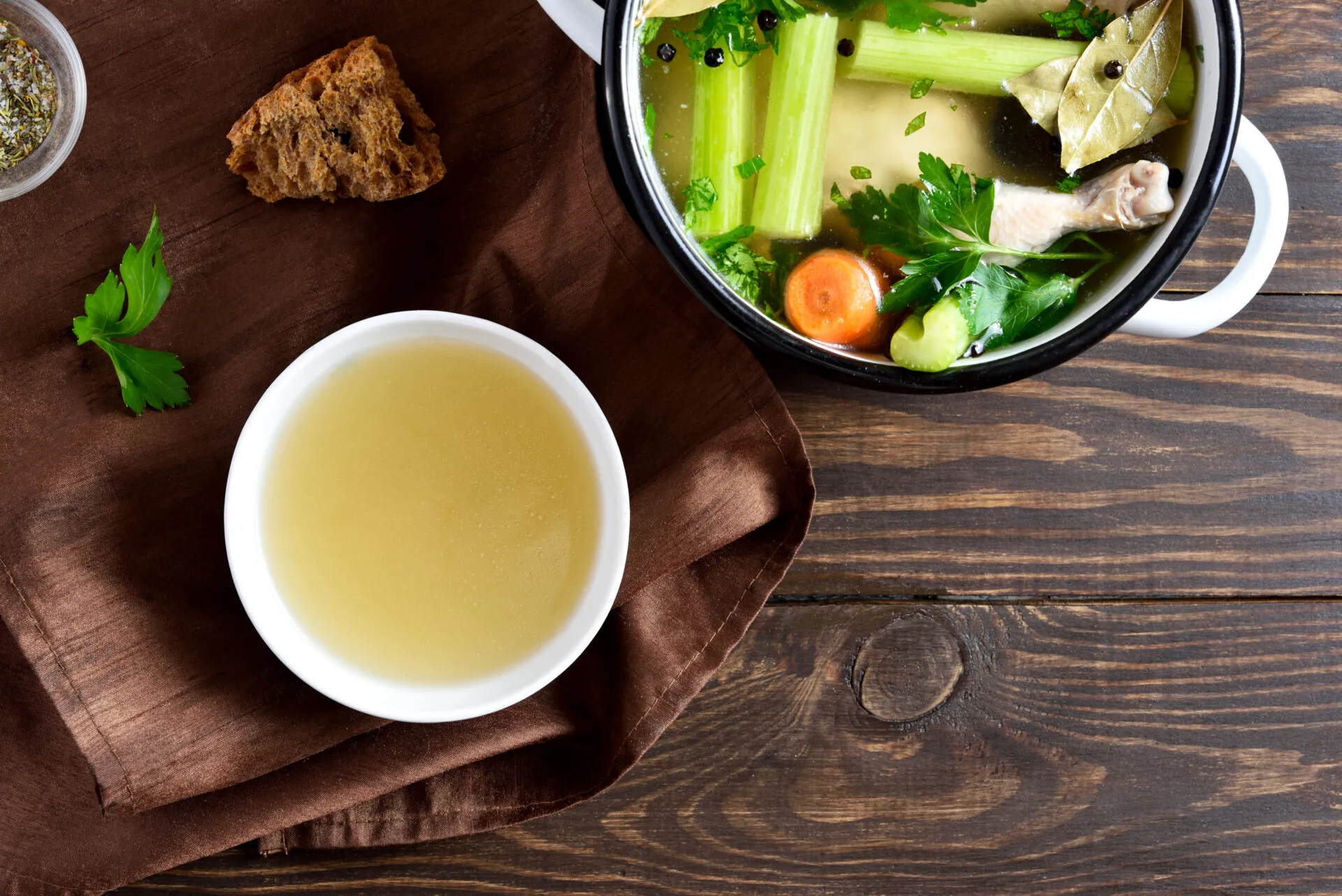 Come fare il brodo perfetto con verdure fresche, aromi naturali e cottura lenta per un risultato sano e leggero