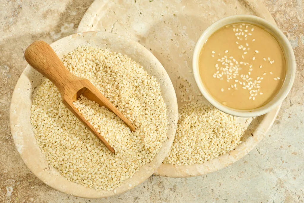 Semi di sesamo e tahina cremosa pronta da usare in cucina