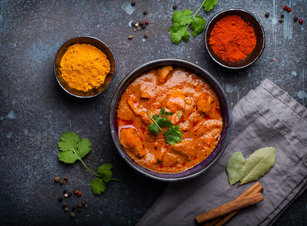 Curry speziato con curcuma e aromi orientali, miscela perfetta per preparare ricette fit con pollo, verdure e piatti sani ricchi di gusto
