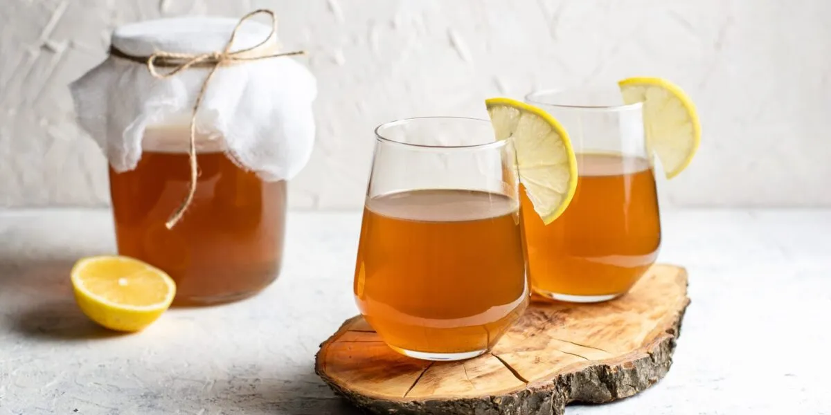 Bicchieri di Kombucha fatto in casa con limone, bevanda fermentata naturale a base di tè