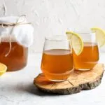Bicchieri di Kombucha fatto in casa con limone, bevanda fermentata naturale a base di tè