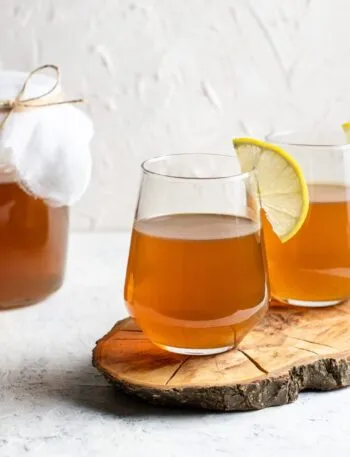 Bicchieri di Kombucha fatto in casa con limone, bevanda fermentata naturale a base di tè