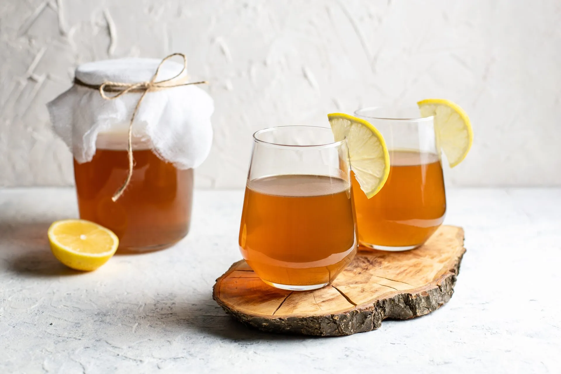 Bicchieri di Kombucha fatto in casa con limone, bevanda fermentata naturale a base di tè