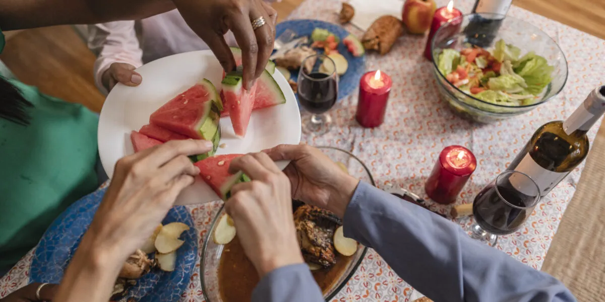 Mangiare la frutta dopo i pasti fa davvero male? La risposta che non ti aspetti