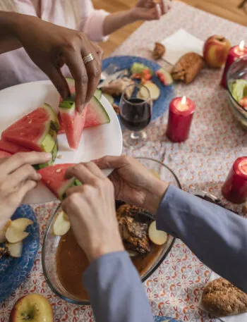 Mangiare la frutta dopo i pasti fa davvero male? La risposta che non ti aspetti