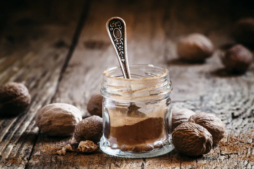 Noce moscata intera e in polvere, spezia aromatica perfetta per vellutate, creme leggere e ricette fit dal gusto intenso