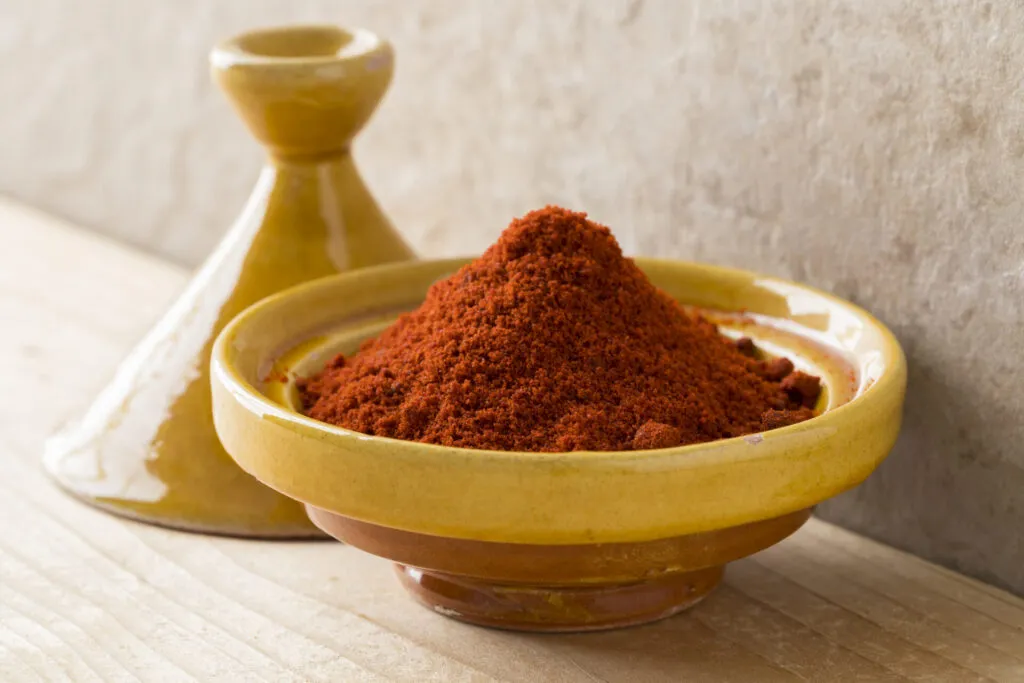 Paprika in polvere, spezia colorata e aromatica ideale per insaporire pollo, verdure, patate al forno e ricette fit gustose