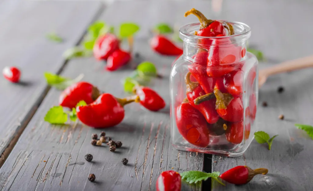 Peperoncino rosso fresco, spezia piccante ideale per dare carattere a ricette fit, verdure e piatti sani pieni di sapore