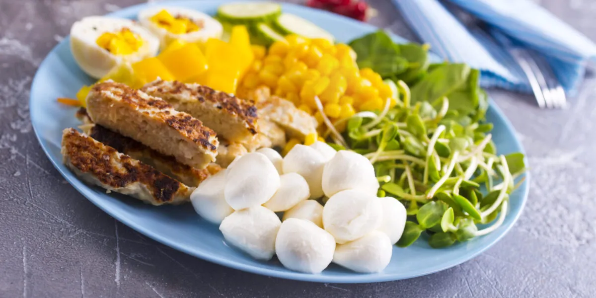 Piatto unico fit con proteine, verdure fresche, mozzarella, uova e ingredienti sani per un pasto completo ed equilibrato