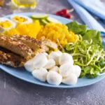 Piatto unico fit con proteine, verdure fresche, mozzarella, uova e ingredienti sani per un pasto completo ed equilibrato