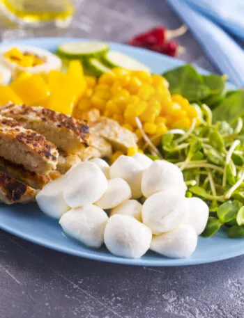 Piatto unico fit con proteine, verdure fresche, mozzarella, uova e ingredienti sani per un pasto completo ed equilibrato