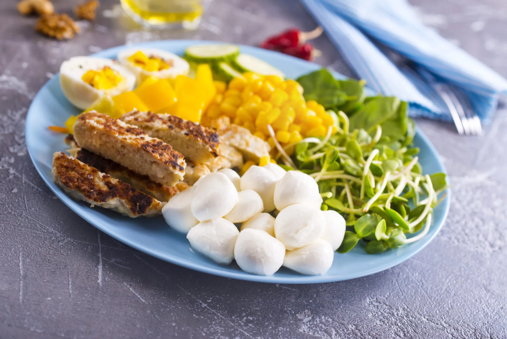 Piatto unico fit con proteine, verdure fresche, mozzarella, uova e ingredienti sani per un pasto completo ed equilibrato