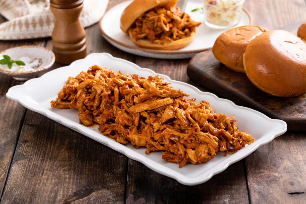 Pulled jackfruit con salsa barbecue, il frutto tropicale cucinato come alternativa vegetale alla carne sfilacciata