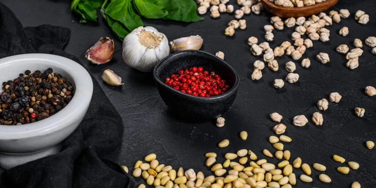 Ingredienti per ricette con legumi fit con ceci, spezie, basilico e aglio su piano da cucina