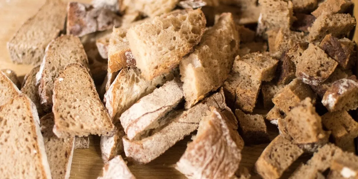 Pane raffermo tagliato a pezzi per ricette anti-spreco fatte in casa
