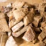Pane raffermo tagliato a pezzi per ricette anti-spreco fatte in casa