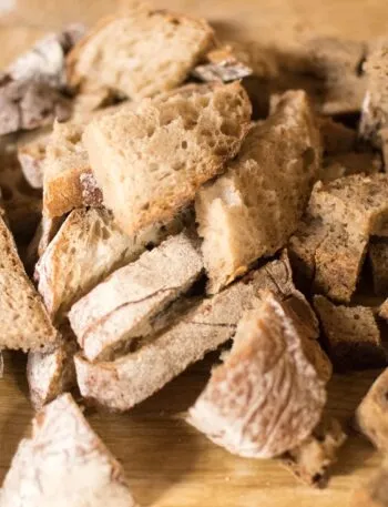 Pane raffermo tagliato a pezzi per ricette anti-spreco fatte in casa