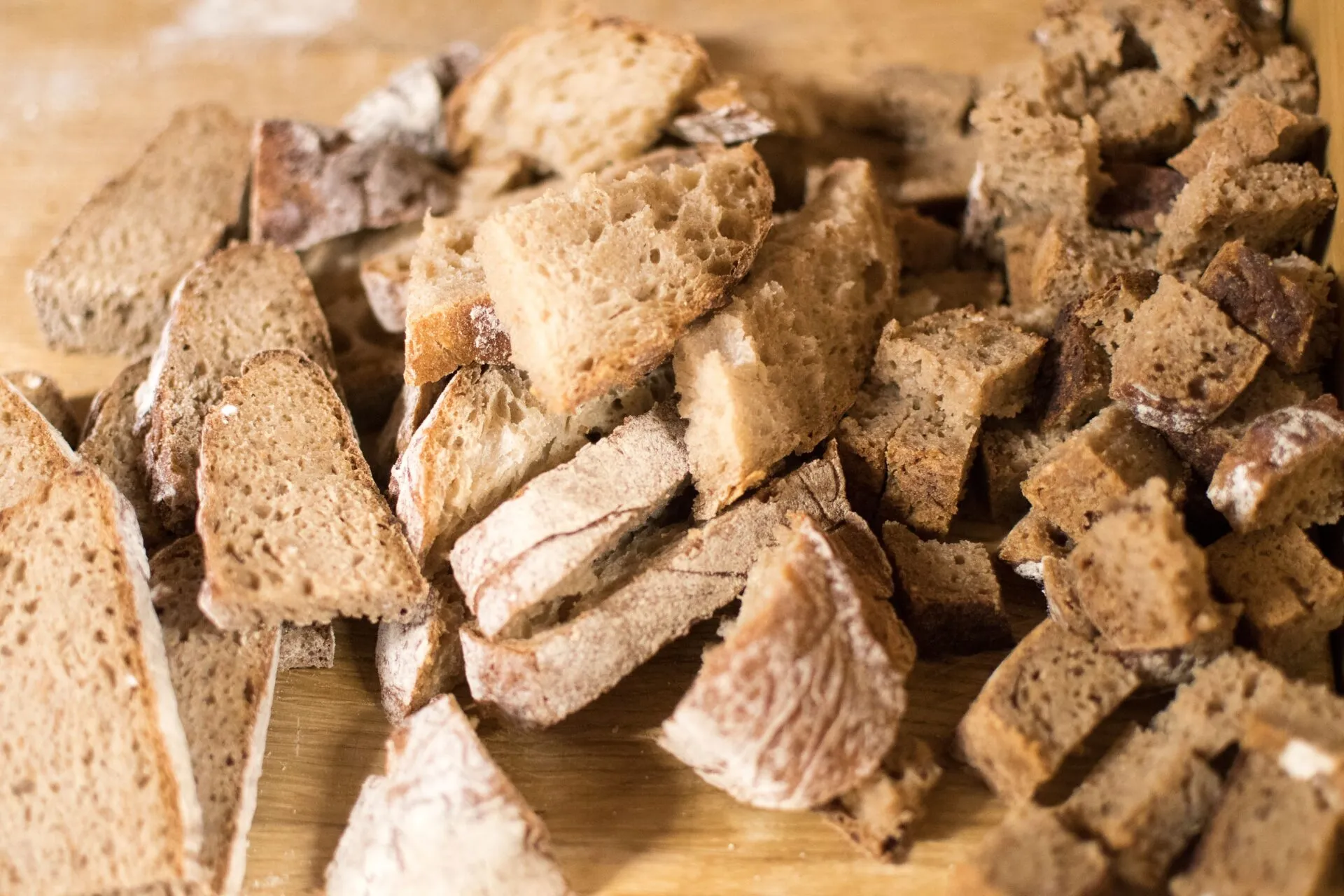 Pane raffermo tagliato a pezzi per ricette anti-spreco fatte in casa