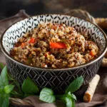Bowl di quinoa con verdure colorate, menta fresca e grissini, ideale per ricette con quinoa fit.