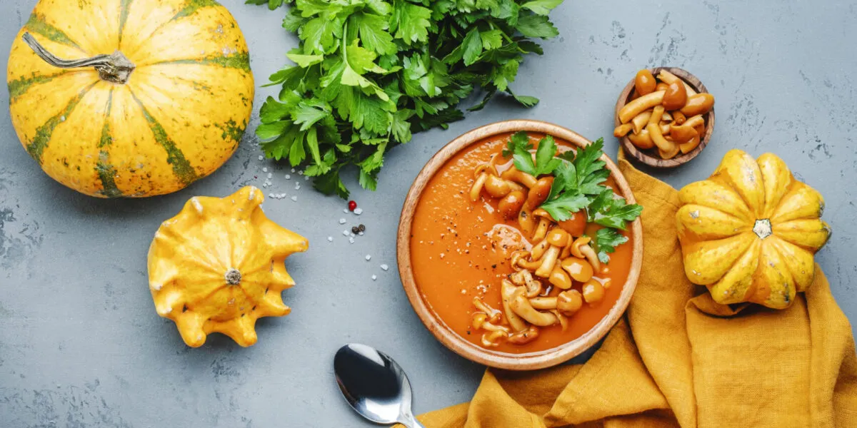 Ricette fit con la zucca: vellutata di zucca con funghi, prezzemolo fresco e zucche decorative.