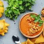 Ricette fit con la zucca: vellutata di zucca con funghi, prezzemolo fresco e zucche decorative.