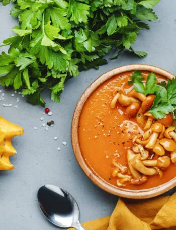 Ricette fit con la zucca: vellutata di zucca con funghi, prezzemolo fresco e zucche decorative.