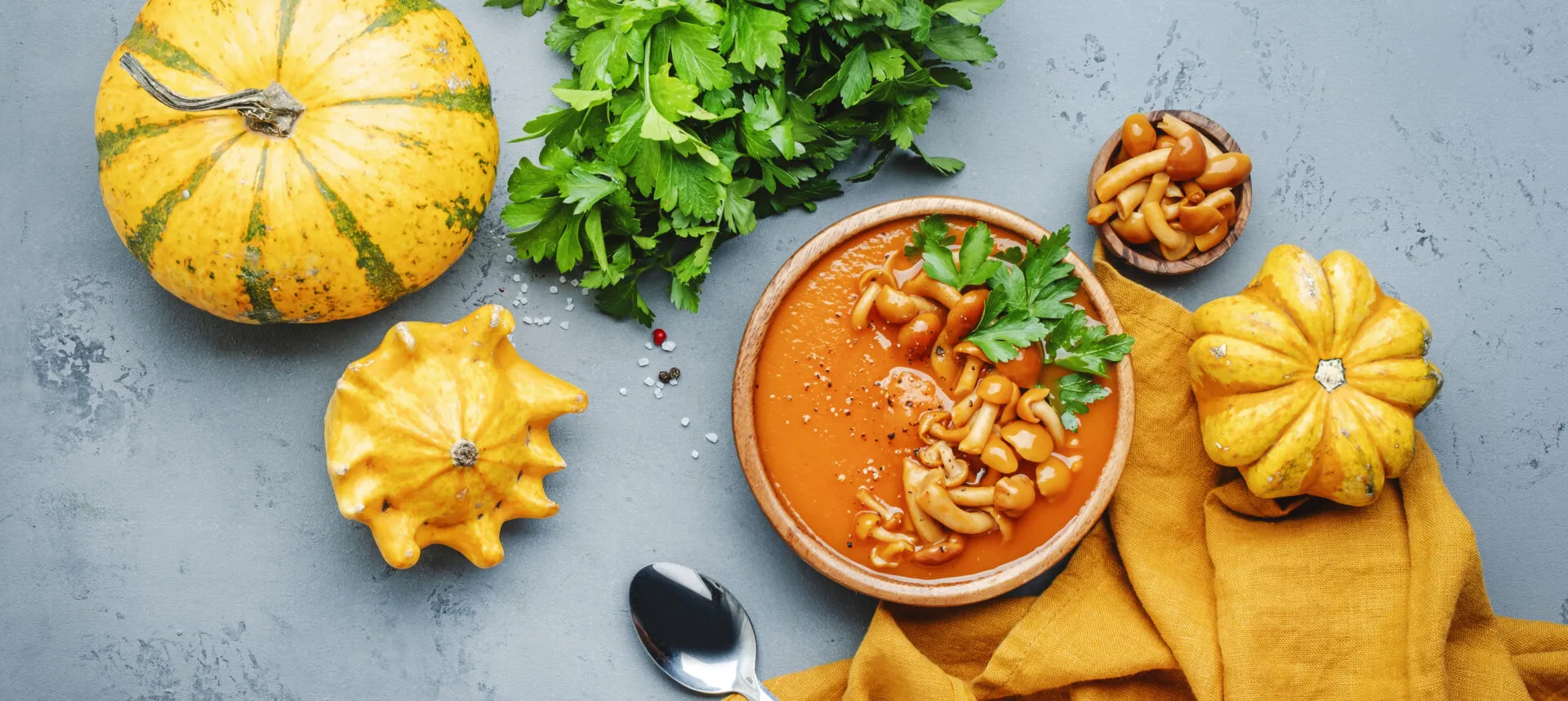 Ricette fit con la zucca: vellutata di zucca con funghi, prezzemolo fresco e zucche decorative.