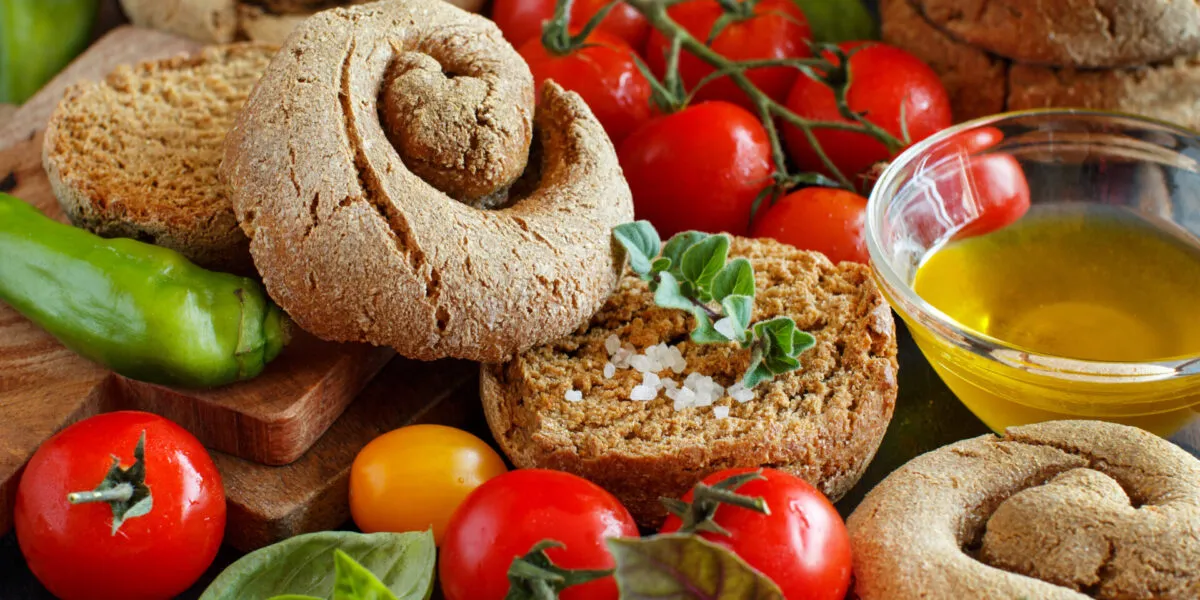 Ricette senza glutine facili con prodotti da forno, pomodori, basilico e olio extravergine di oliva.