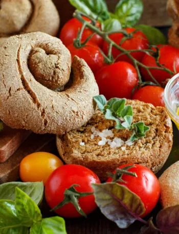 Ricette senza glutine facili con prodotti da forno, pomodori, basilico e olio extravergine di oliva.