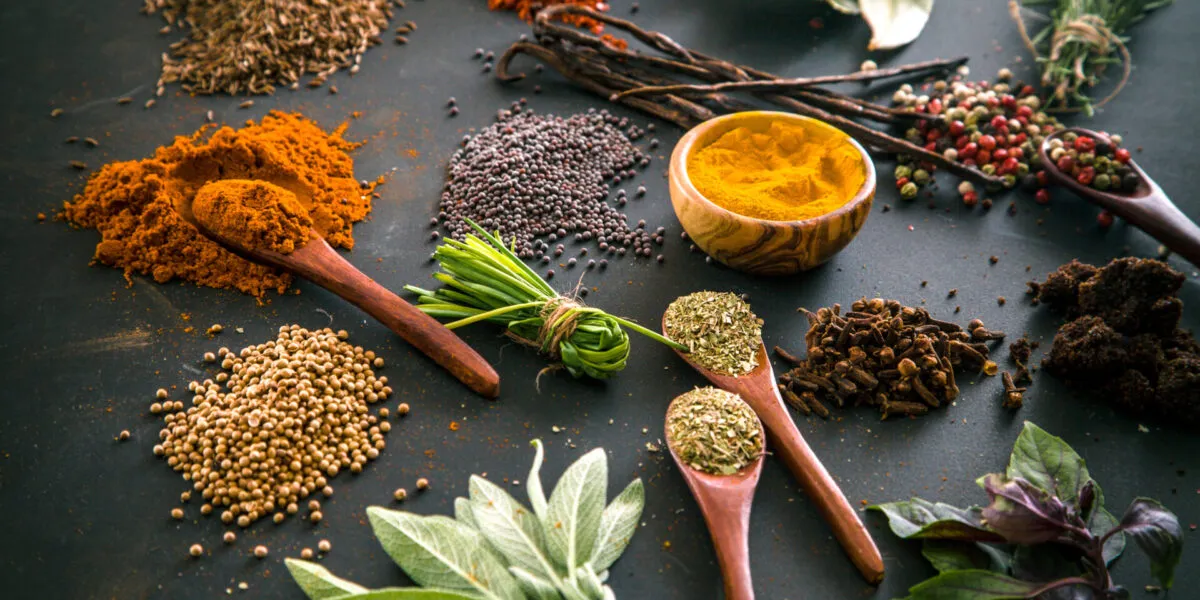 Spezie colorate per ricette fit con curcuma, paprika, pepe, erbe aromatiche e ingredienti naturali per cucinare sano con gusto