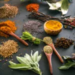 Spezie colorate per ricette fit con curcuma, paprika, pepe, erbe aromatiche e ingredienti naturali per cucinare sano con gusto