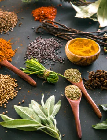 Spezie colorate per ricette fit con curcuma, paprika, pepe, erbe aromatiche e ingredienti naturali per cucinare sano con gusto