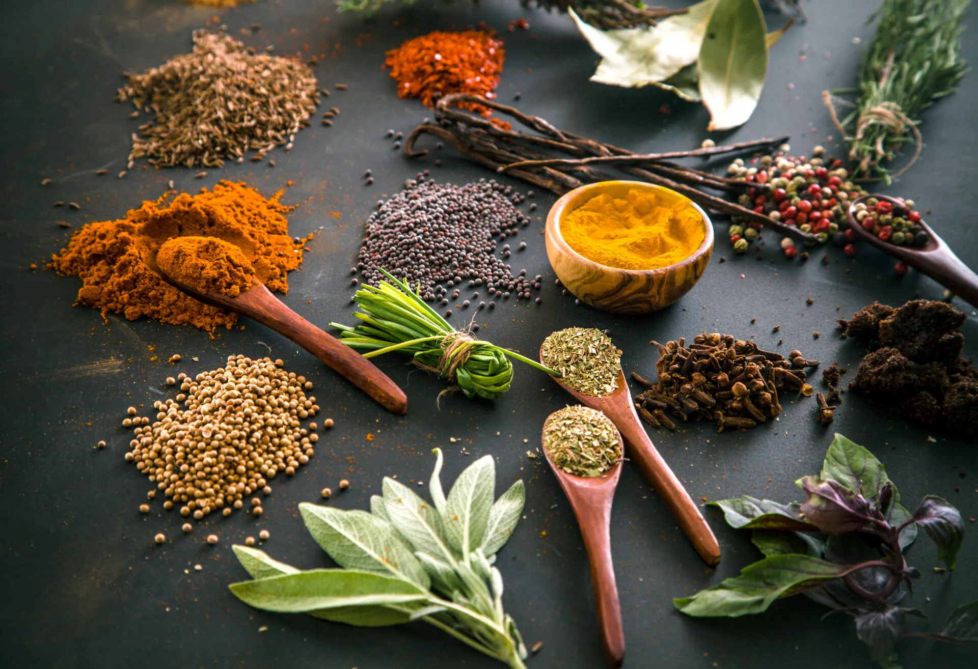 Spezie colorate per ricette fit con curcuma, paprika, pepe, erbe aromatiche e ingredienti naturali per cucinare sano con gusto