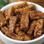 Tempeh marinato e glassato servito in una ciotola, alternativa vegetale alla carne ricca di proteine