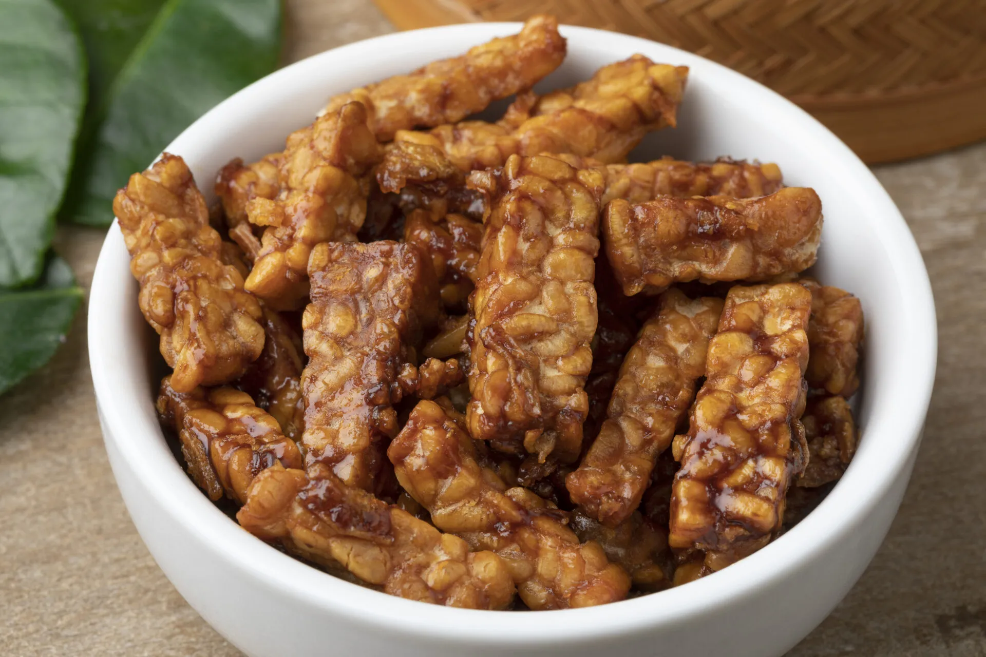 Tempeh marinato e glassato servito in una ciotola, alternativa vegetale alla carne ricca di proteine