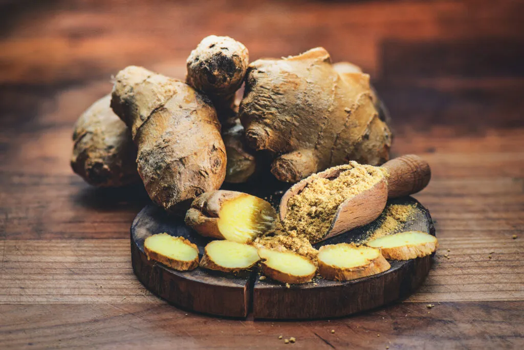 Zenzero fresco e in polvere, radice aromatica perfetta per ricette fit dolci e salate con un tocco fresco e speziato