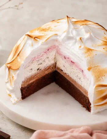 Baked Alaska fit con meringa tostata, cioccolato, vaniglia stracciatella e lamponi