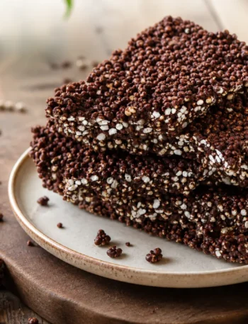 Ciocorì fit con riso soffiato e cioccolato fondente su piatto