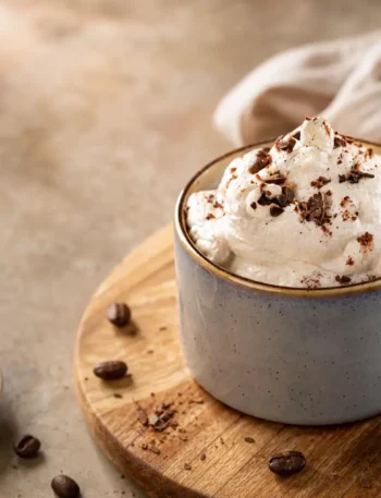 Crema al caffè fit in tazza con cacao e cioccolato fondente