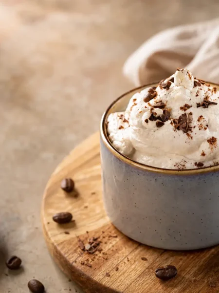 Crema al caffè fit in tazza con cacao e cioccolato fondente
